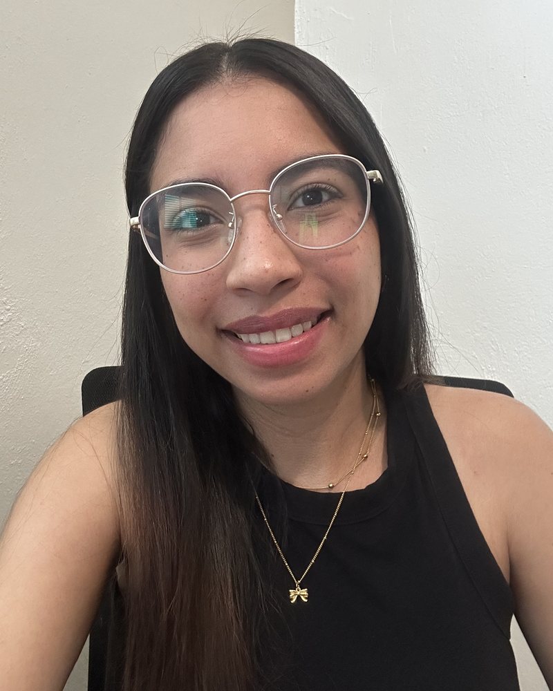 Retrato de la Lic. Elga Vega, sonriendo